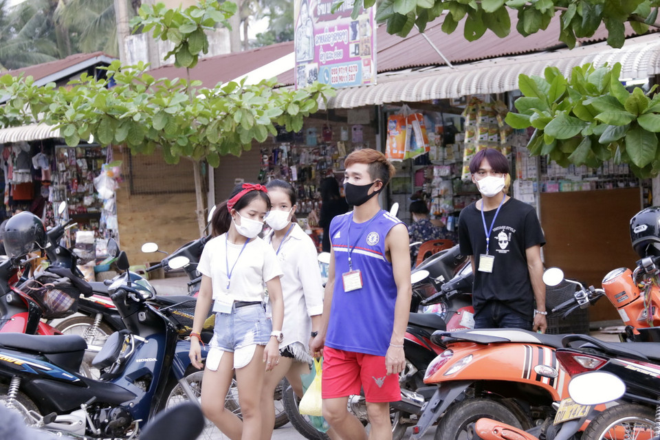 Người dân, kể cả các bạn trẻ, khi ra đường đều có ý thức tự đeo khẩu trang. (Ảnh: Phạm Kiên/Vietnam+)