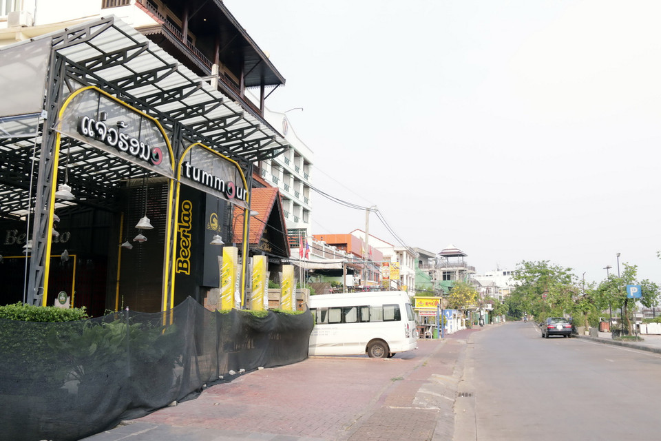 Các cửa hàng đều đóng cửa, ngừng hoạt động. (Ảnh: Phạm Kiên/Vietnam+)