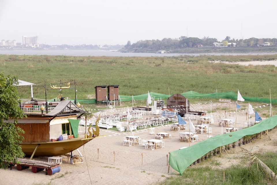 Các cửa hàng đều đóng cửa, ngừng hoạt động. (Ảnh: Phạm Kiên/Vietnam+)