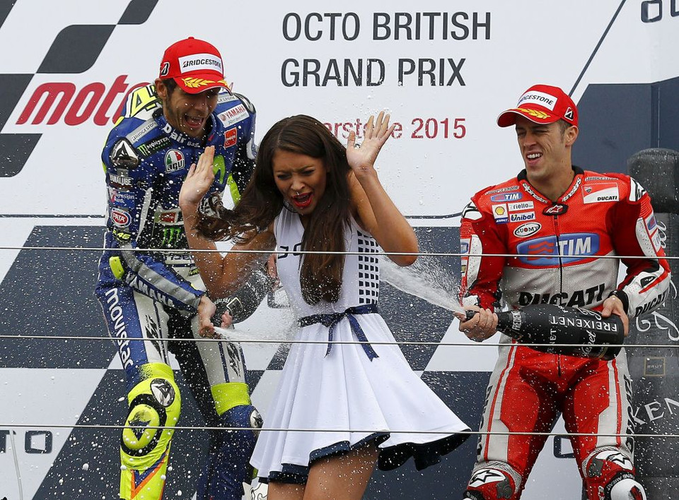 Tay đua Valentino Rossi (trái) của đội Yamaha MotoGP ăn mừng chiến thắng sau vòng đua tại giải British Grand Prix. (Ảnh: Reuters)