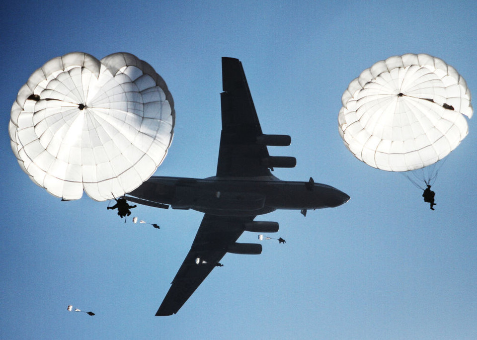 Binh sỹ Nga, Serbia và Belarus tham gia cuộc diễn tập nhảy dù gần Novorossiysk. (Ảnh: Sputnik) 