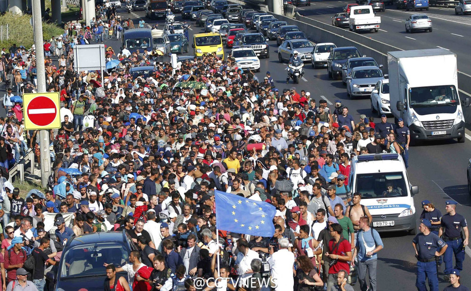 Hàng nghìn người nhập cư đi bộ trên một tuyến đường cao tốc tại Budapest. 