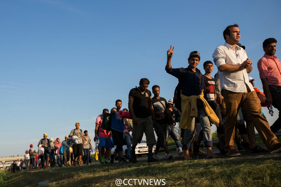 Rời bỏ quê hương do xung đột, nghèo đói, họ mong ước một cuộc sống tốt đẹp hơn ở các quốc gia châu Âu.