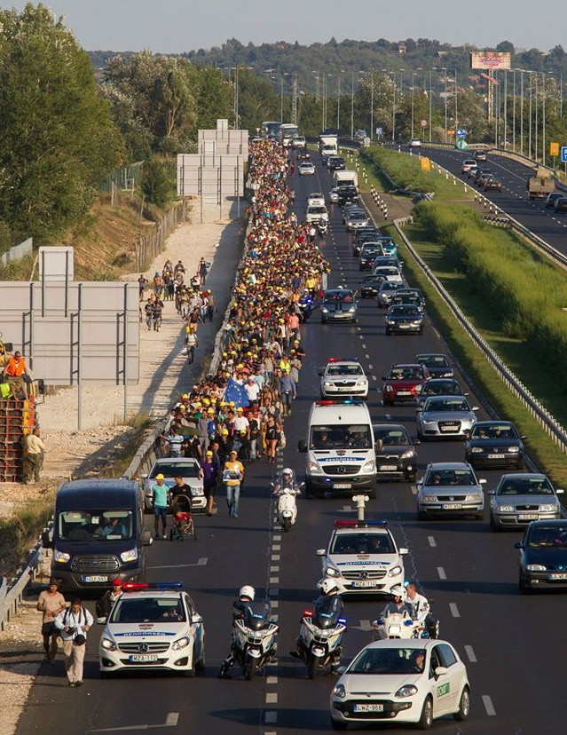 Những người này đi bộ tới biên giới Áo, sau đó tìm cách di chuyển tới Đức.