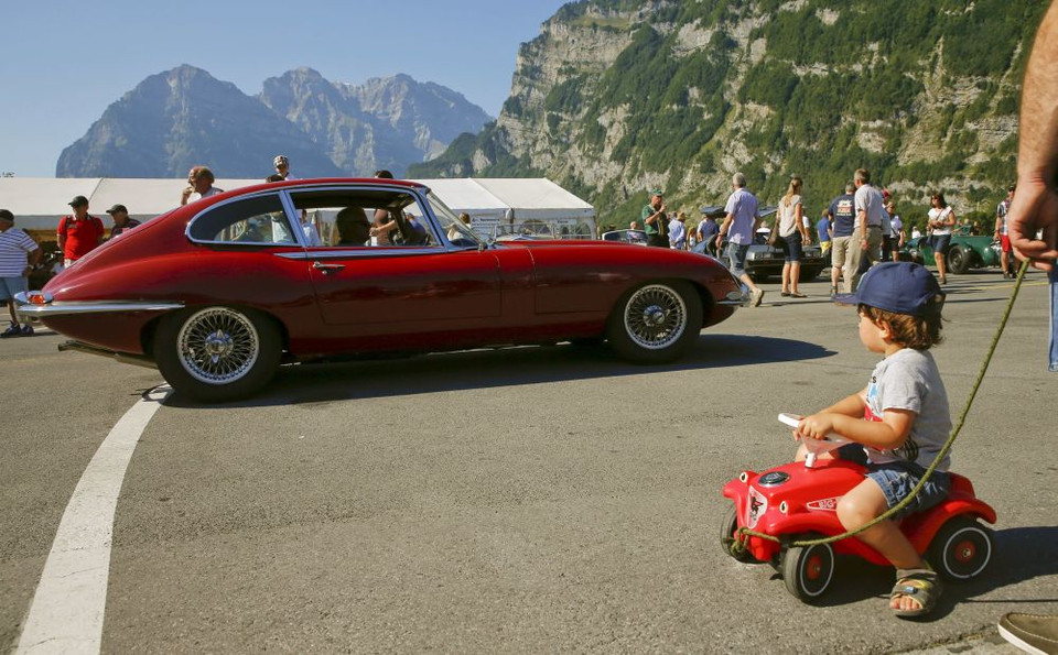 Một cậu bé ngắm nhìn chiếc xe thể thao cổ điển Jaguar E-Type tại làng Mollis, phía Đông Zurich. (Ảnh: Reuters)