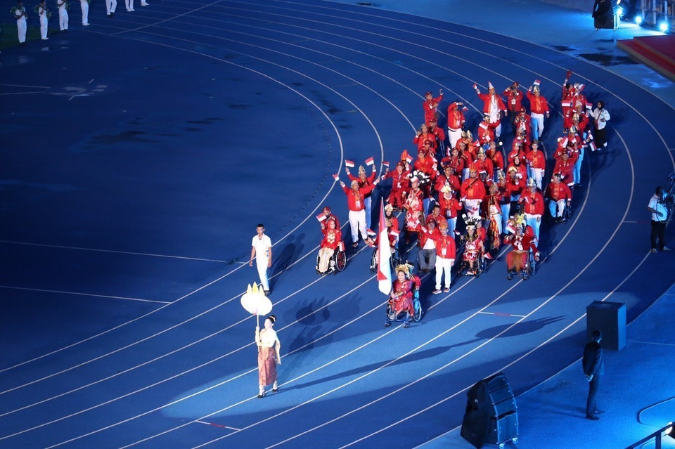 Đoàn vận động viên Indonesia khởi đầu phần diễu hành. (Ảnh: Huỳnh Thảo/TTXVN)