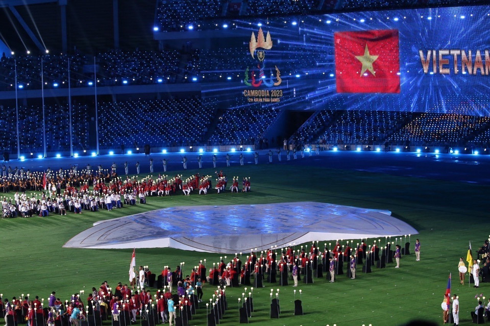 Đoàn Vận động viên Người Khuyết tật Việt Nam diễu hành tại lễ khai mạc. (Ảnh: Huỳnh Thảo/TTXVN)