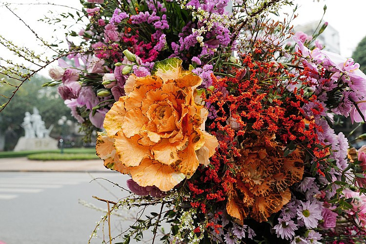 Các loài hoa được sử dụng như cúc, baby, lan tường, salem... đủ màu khoe sắc trong tiết trời se lạnh đầu xuân Hà Nội. (Ảnh: Ngọc Thành)