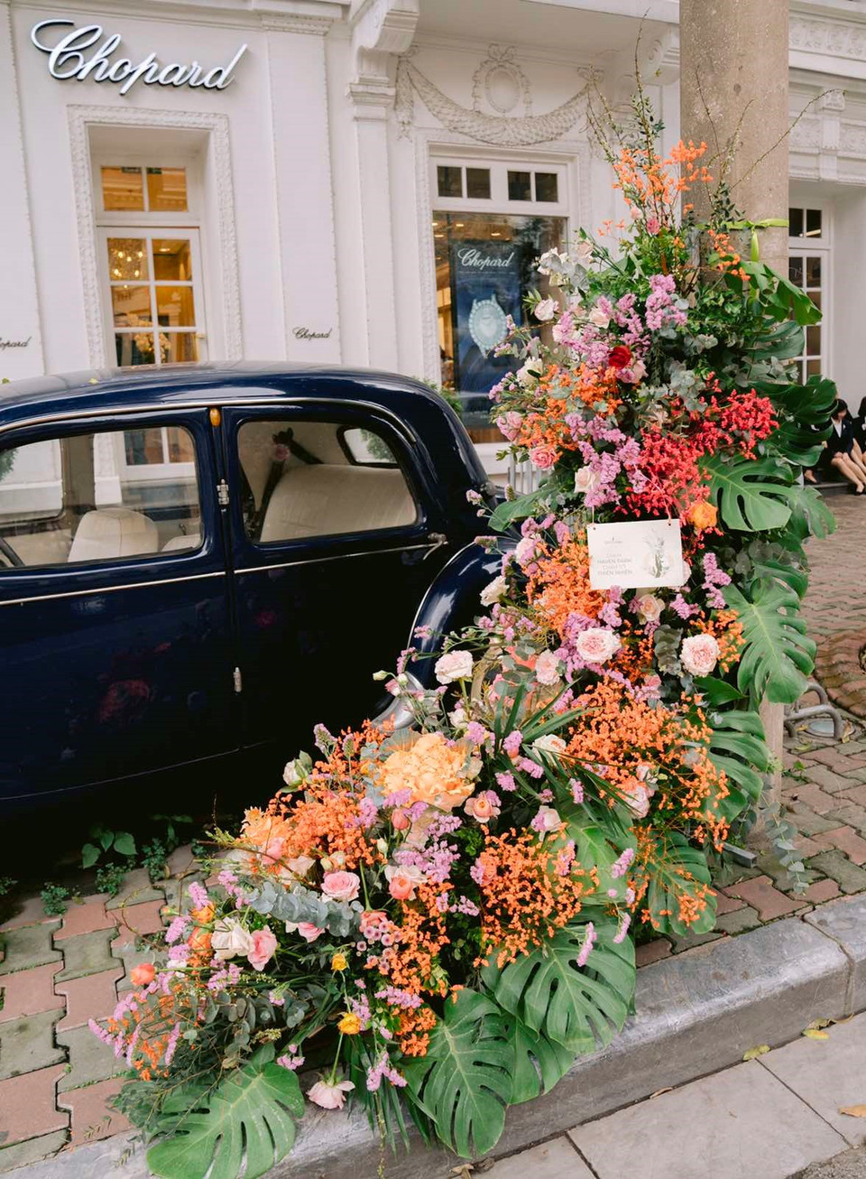 Theo đại diện đơn vị tổ chức, quanh khu vực quận Hoàn Kiếm có hơn 100 điểm đặt hoa, phân bổ ở hầu hết các phường Hàng Bạc, Lý Thái Tổ, Hàng Đào... Trọng tâm sẽ là khu vực quanh hồ Hoàn Kiếm sẽ với 10 điểm đặt. (Ảnh: Ngọc Thành)