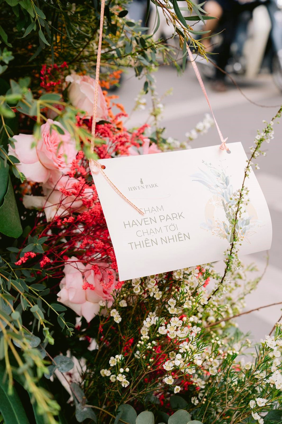 "Thiên nhiên lâu nay là dấu ấn đặc sản của Ecopark. Dịp 8/3 năm nay, tập đoàn muốn truyền tải thông điệp về thiên nhiên của Ecopark: Những thứ dù khô khan như thế nào, khi có thiên nhiên chạm vào cũng trở nên xinh đẹp và thu hút. Ngoài ra tập đoàn cũng như muốn đưa một phần màu sắc của hoa lá đến với người dân tại các quận trung tâm của Hà Nội," vị đại diện này nói thêm. (Ảnh: Ngọc Thành)