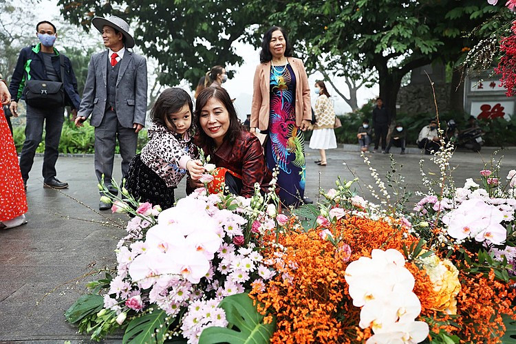 Nhiều em nhỏ cũng tỏ ra thích thú khi lần đầu thấy cột đèn"nở hoa." (Ảnh: Ngọc Thành)