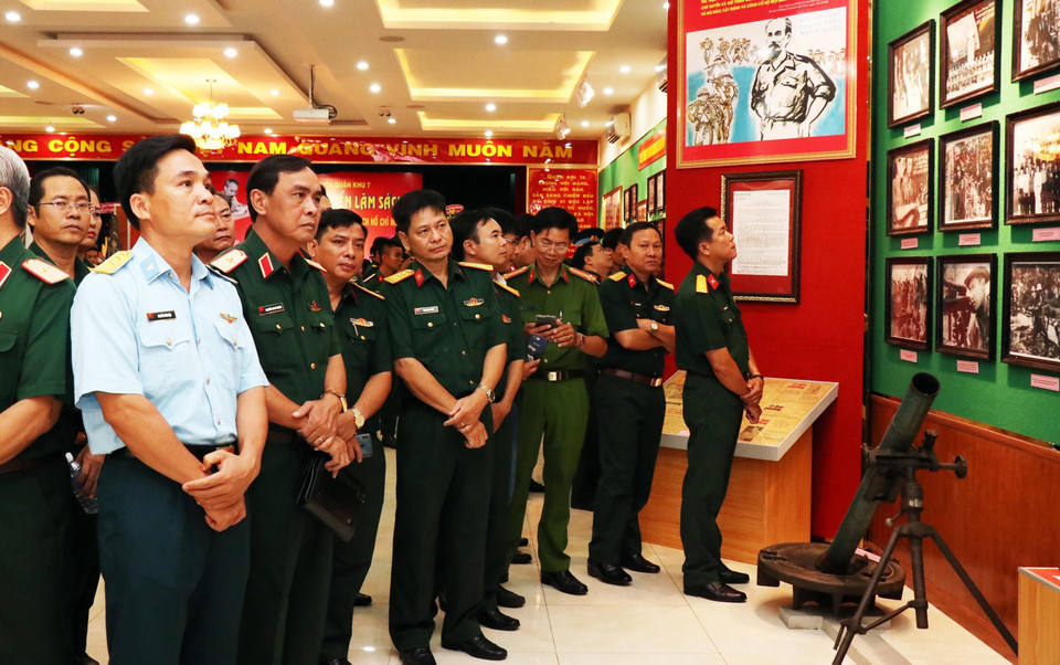 Cán bộ, chiến sỹ lực lượng vũ trang Quân khu 7 nghe giới thiệu về Di chúc của Hồ Chí Minh. (Ảnh: Xuân Khu/TTXVN)