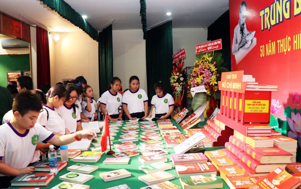 Các em học sinh tại gian trưng bày sách về Chủ tịch Hồ Chí Minh. (Ảnh: Xuân Khu/TTXVN)