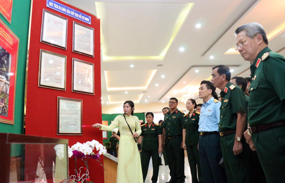 Cán bộ, chiến sỹ lực lượng vũ trang Quân khu 7 nghe giới thiệu về Di chúc của Hồ Chí Minh. (Ảnh: Xuân Khu/TTXVN)