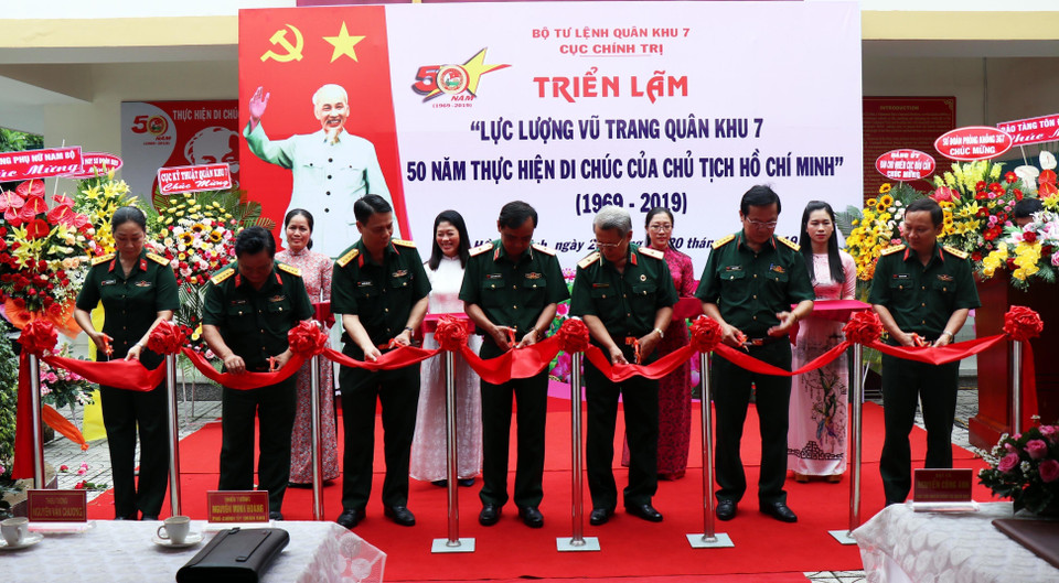 Nghi lễ cắt băng khai mạc Triển lãm. (Ảnh: Xuân Khu/TTXVN)