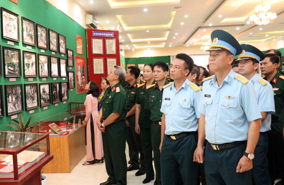 Thiếu tướng Nguyễn Văn Chương, Chủ tịch Hội Cựu chiến binh Thành phố Hồ Chí Minh cùng các cán bộ, chiến sỹ lực lượng vũ trang Quân khu tham quan Triển lãm. (Ảnh: Xuân Khu/TTXVN)