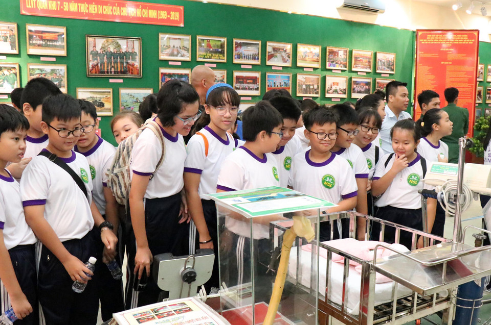 Học sinh Thành phố tham quan gian giới thiệu sáng kiến cải tiến sản phẩm quốc phòng của lực lượng vũ trang Quân khu 7. (Ảnh: Xuân Khu/TTXVN)