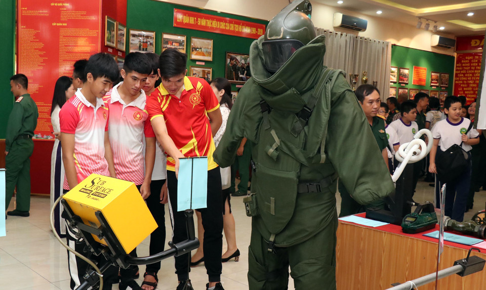 Trong ảnh: Tuổi trẻ Quân khu 7 tham quan khu vực giới thiệu thiết bị phòng chống bom mìn. (Ảnh: Xuân Khu/TTXVN)