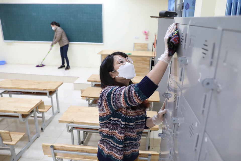 Công tác vệ sinh, khử khuẩn được các trường triển khai thực hiện tốt, sẵn sàng để đón học sinh tới trường. (Ảnh: Thanh Tùng/TTXVN)