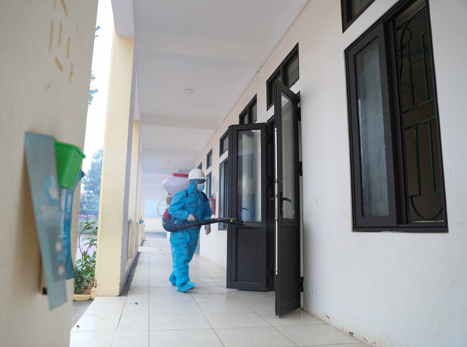 Trường Tiểu học Đồng Phú, huyện Chương Mỹ đã tiến hành vệ sinh, khử khuẩn. (Ảnh: Thanh Tùng/TTXVN)