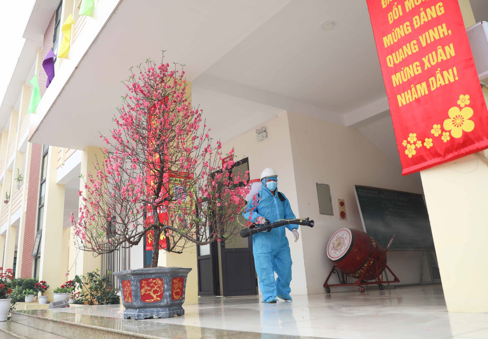 Công tác vệ sinh, khử khuẩn được các trường triển khai thực hiện tốt, sẵn sàng để đón học sinh tới trường. (Ảnh: Thanh Tùng/TTXVN)