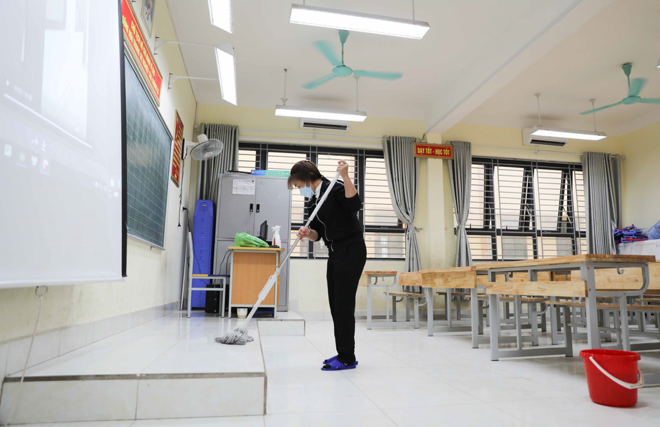 Các giáo viên, nhân viên Trường Tiểu học Tốt Động, huyện Chương Mỹ tiến hành vệ sinh, khử khuẩn. (Ảnh: Thanh Tùng/TTXVN)