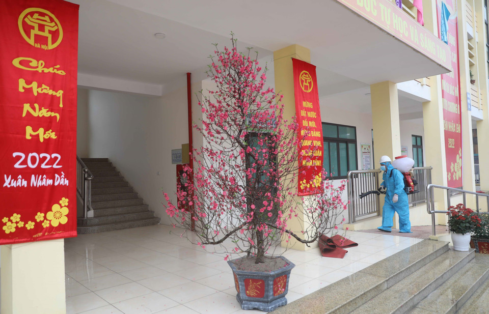 Các trường đều rà soát bổ sung thiết bị y tế, tổng vệ sinh khử khuẩn, xây dựng kế hoạch dạy học và tổ chức diễn tập đón học sinh. (Ảnh: Thanh Tùng/TTXVN)