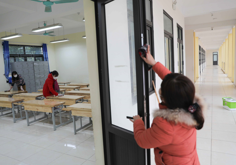 Trường Tiểu học Đồng Phú, huyện Chương Mỹ đã tiến hành vệ sinh, khử khuẩn. (Ảnh: Thanh Tùng/TTXVN)