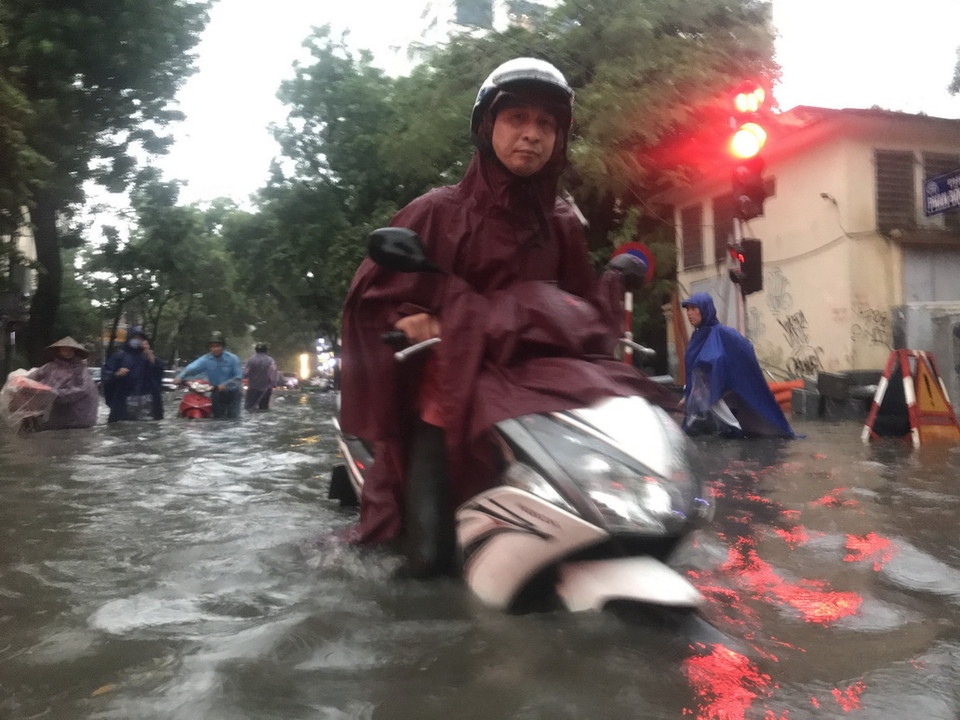 Tại khu vực ngà tư Phan Bội Châu - Lý Thường Kiệt mưa lớn gây gập úng cục bộ. (Ảnh: Minh Quyết/TTXVN)