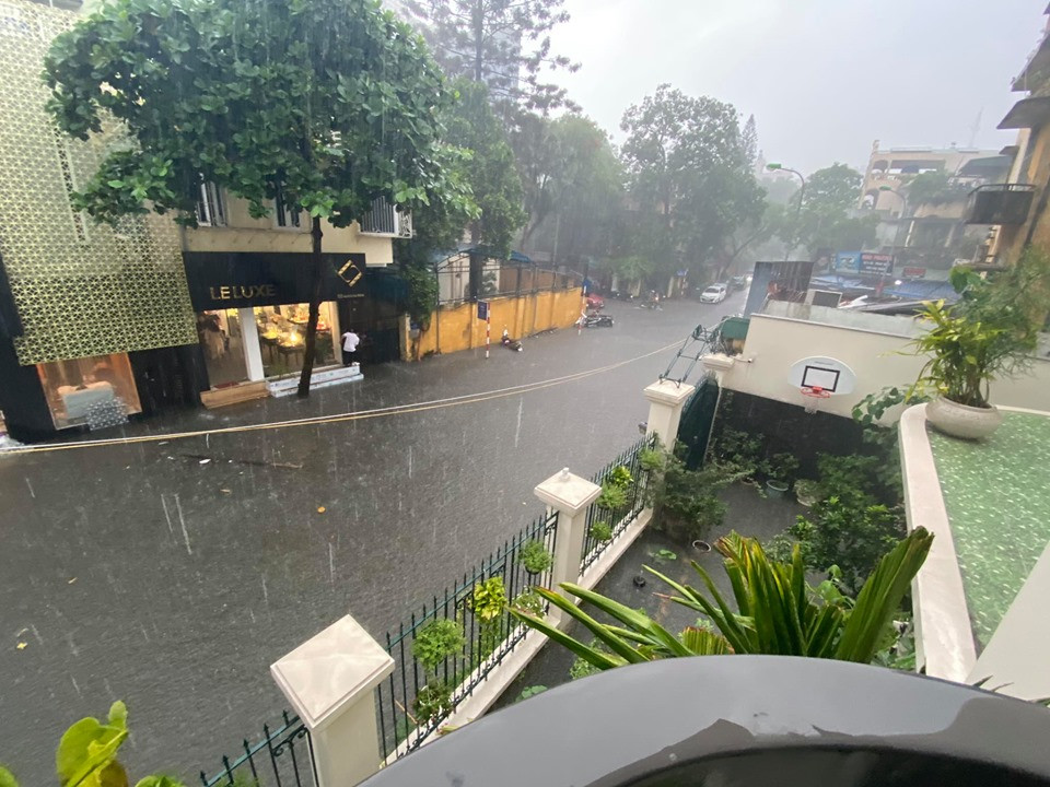 Trận mưa như trút nước khiến phố Nguyễn Gia Thiều cùng nhiều tuyến phố Hà Nội bị ngập nặng. (Ảnh: Vietnam+)