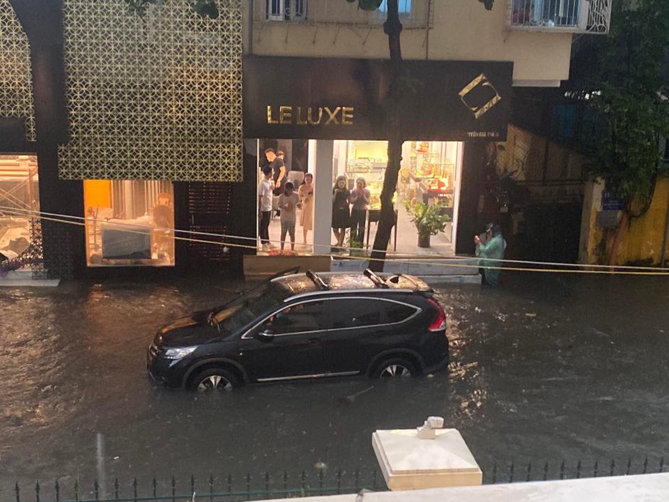 Xe ôtô cũng bị chết máy, không thể đi qua đoạn ngập nặng. (Ảnh: Vietnam+)