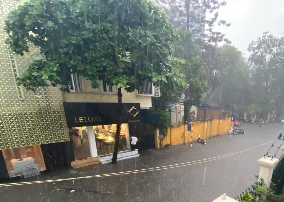 Nước ngập ngã tư Liên Trì-Nguyễn Gia Thiều (Ảnh: Vietnam+)