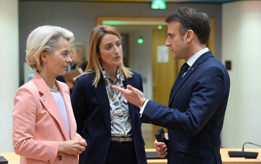 Chủ tịch Ủy ban châu Âu Ursula von der Leyen (trái) trao đổi với Tổng thống Pháp Emmanuel Macron (phải) và Chủ tịch Nghị viện châu Âu Roberta Metsola tại Hội nghị. (Ảnh: AA/TTXVN)