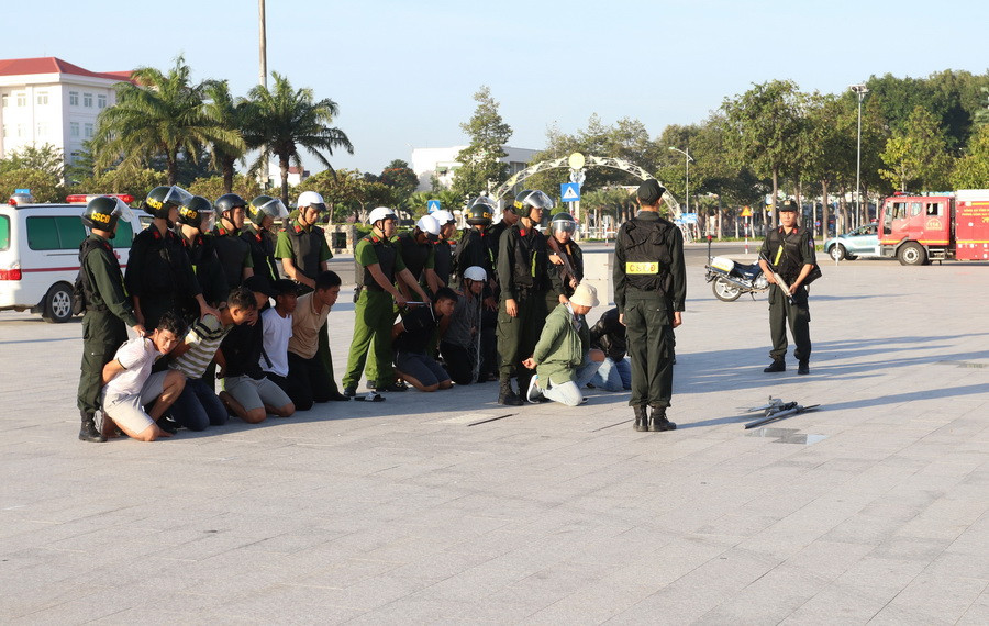 Diễn tập các phương án trấn áp, vây bắt các đối tượng tội phạm trên địa bàn. (Ảnh: Nguyễn Thành/TTXVN)