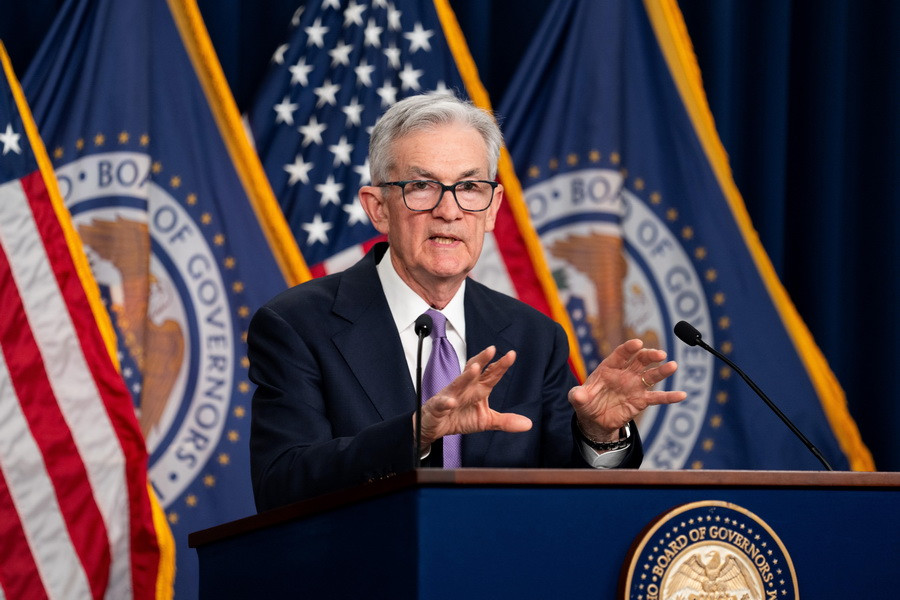 Chủ tịch Cục Dự trữ Liên bang Mỹ (Fed) Jerome Powell trong cuộc họp báo ngày 13/12/2023 công bố quyết định giữ nguyên lãi suất cho vay chủ chốt ở mức từ 5,25% đến 5,50%, cao nhất trong 22 năm qua. (Ảnh: THX/TTXVN)