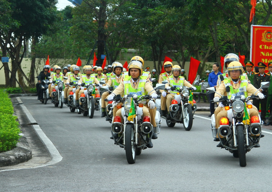 Lực lượng Công an diễu hành tuyên truyền. (Ảnh: Đức Thọ/TTXVN)