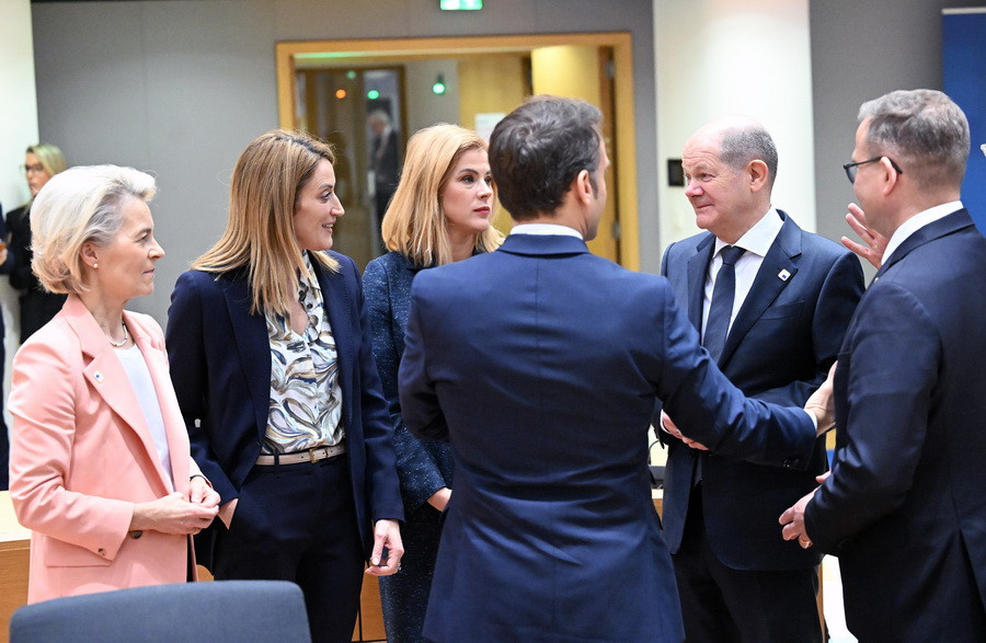 Các lãnh đạo EU và nguyên thủ các nước tại Hội nghị. (Ảnh: AA/TTXVN)