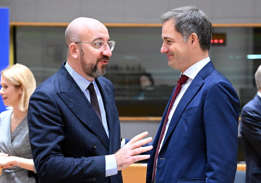 Chủ tịch Hội đồng châu Âu Charles Michel (trái) trao đổi với Thủ tướng Bỉ Alexander De Croo tại Hội nghị. (Ảnh: AA/TTXVN)