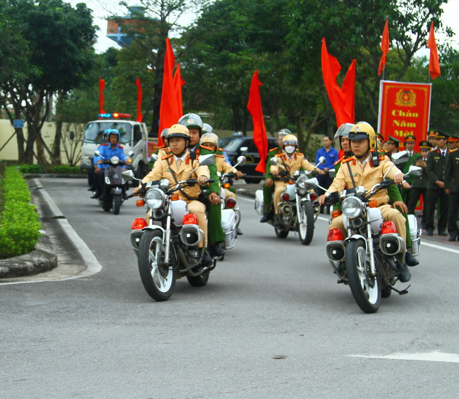 Lực lượng Công an diễu hành tuyên truyền. (Ảnh: Đức Thọ/TTXVN)