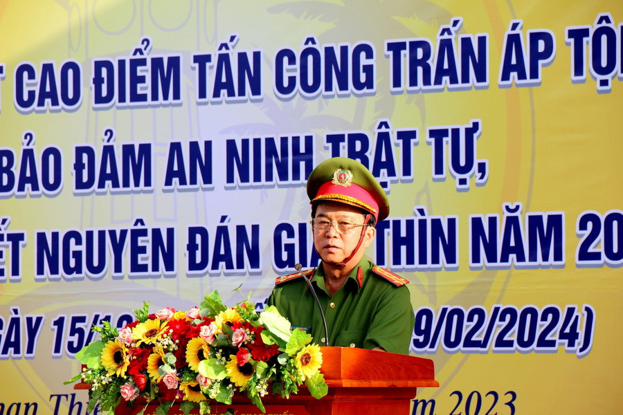Đại tá Đinh Kim Lập, Phó Giám đốc Công an tỉnh phát động cao điểm tấn công, trấn áp tội phạm. (Ảnh: Nguyễn Thanh/TTXVN)