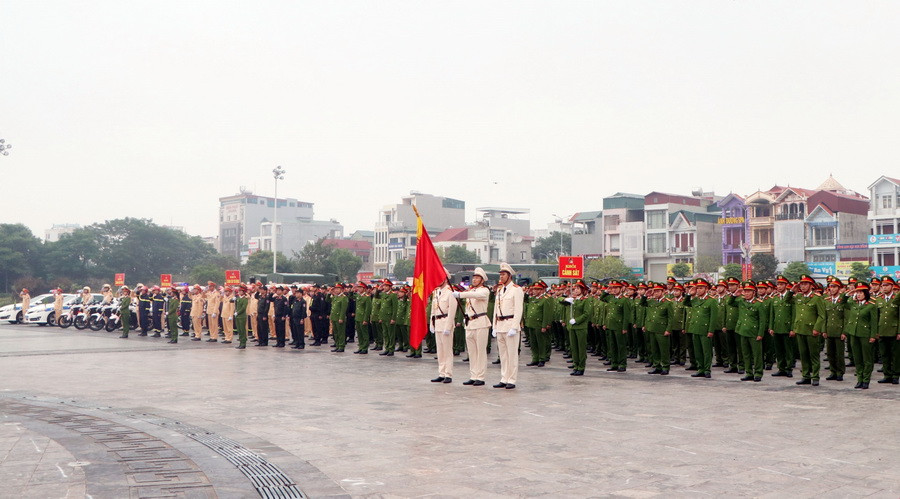 Các đơn vị nghiệp vụ của Công an tỉnh Hải Dương tại lễ ra quân. (Ảnh: Mạnh Tú/TTXVN)