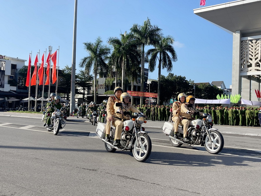 Diễu hành trên các tuyến đường của thành phố Đông Hà. (Ảnh: Thanh Thủy/TTXVN)