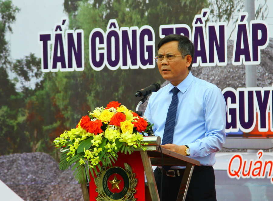 Chủ tịch Ủy ban Nhân dân tỉnh Quảng Bình Trần Thắng phát biểu tại lễ ra quân. (Ảnh: Đức Thọ/TTXVN)