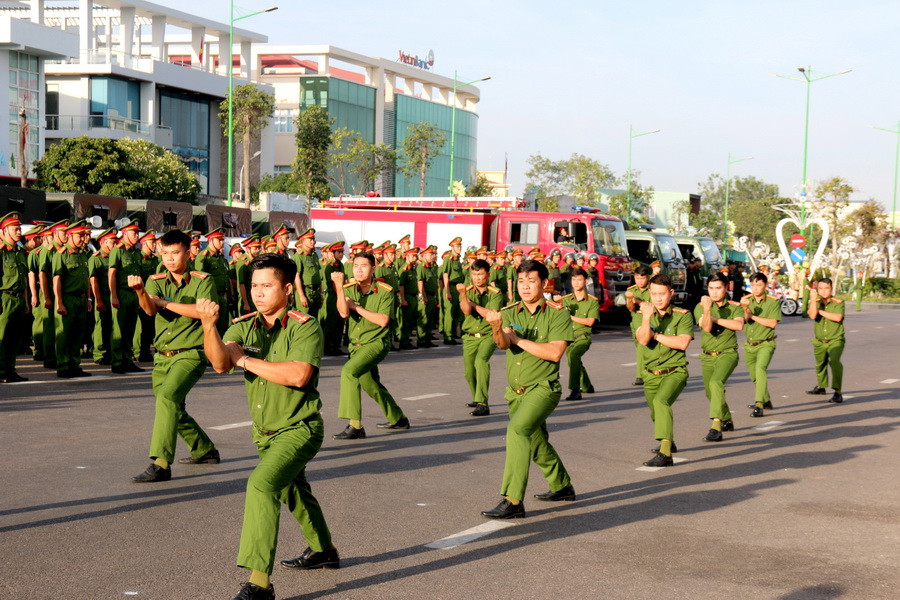 Lực lượng công an thành phố Phan Thiết biểu diễn võ thuật tại lễ ra quân. (Ảnh: Nguyễn Thanh/TTXVN)