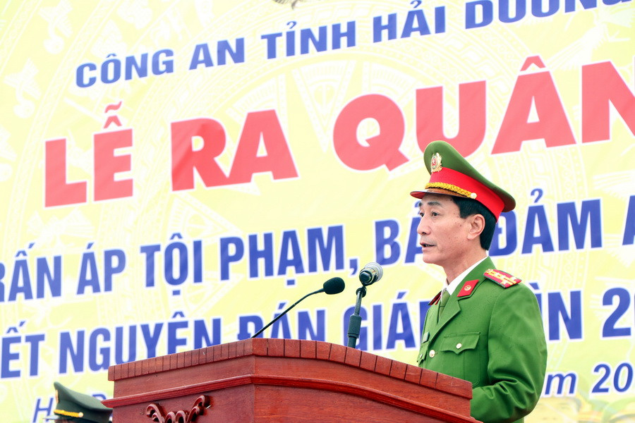 Đại tá Lê Quý Thường, Phó Giám đốc Công an tỉnh Hải Dương, phát lệnh ra quân. (Ảnh: Mạnh Tú/TTXVN)