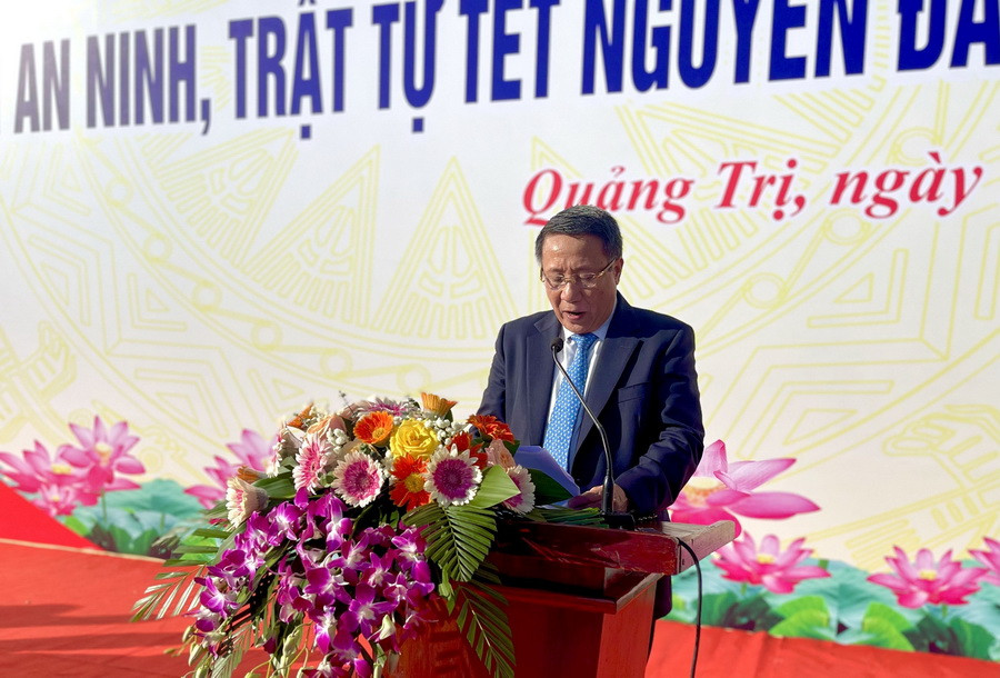 Ông Hà Sỹ Đồng, Phó Chủ tịch Ủy ban Nhân dân tỉnh Quảng Trị, phát biểu tại lễ ra quân. (Ảnh: Thanh Thủy/TTXVN)