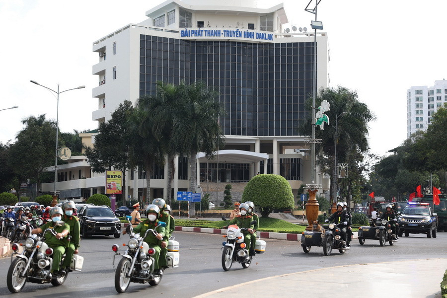 Lực lượng công an diễu hành thực hiện đợt cao điểm trấn áp các loại tội phạm. (Ảnh: Tuấn Anh/TTXVN)