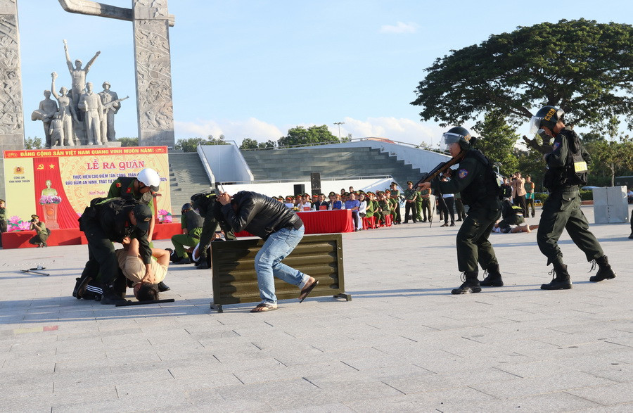 Diễn tập các phương án trấn áp, vây bắt các đối tượng tội phạm gây rối an ninh trật tự trên địa bàn. (Ảnh: Nguyễn Thành/TTXVN)