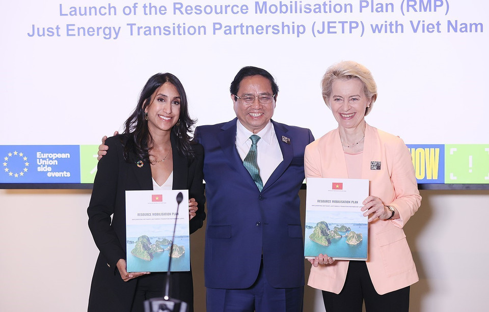 Thủ tướng Phạm Minh Chính trao Kế hoạch huy động nguồn lực cho Chủ tịch Uỷ ban châu Âu Ursula von der Leyen và đại diện Chính phủ Vương Quốc Anh. (Ảnh: Dương Giang/TTXVN)