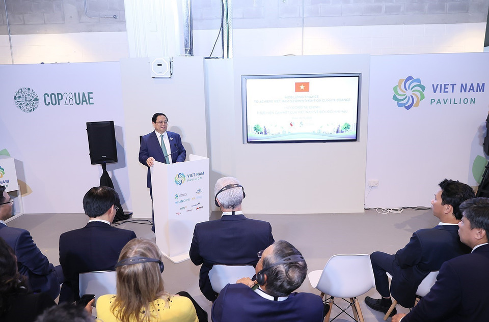 Chiều 1/12/2023, (giờ địa phương), tại Dubai, UAE, Thủ tướng Phạm Minh Chính và ông Bill Winters, Tổng Giám đốc toàn cầu Ngân hàng Standard Chartered đồng chủ trì sự kiện “Huy động tài chính thực hiện cam kết của Việt Nam về biến đổi khí hậu.” (Ảnh: Dương Giang/TTXVN)